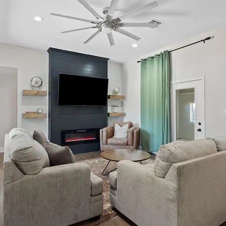 Modern 3 Bedroom Home With Pool
